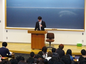 法律学科主任の説明